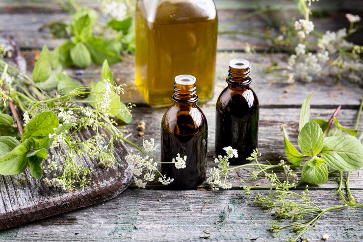 Essential Oils vs. Synthetic Aromas: Pros and Cons in Perfumery